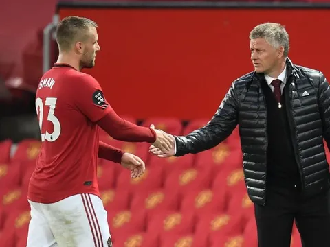 XONG! Đội hình M.U đấu Villa: 1 cái tên trở lại, lần đầu cho Van de Beek