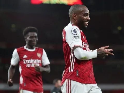 Lacazette liên tiếp “nổ súng”, huyền thoại Arsenal nói gì?