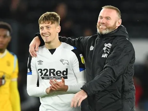 Chelsea sắp có được trò cưng của Rooney