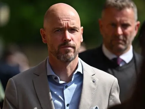 "Man United có ngu ngốc mới đi gia hạn với cậu ta"