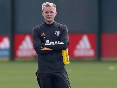 Dùng 3 từ, Luke Shaw diễn tả hết "màn debut" của Van de Beek
