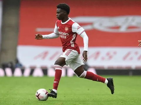 "Tôi cứ nhìn mãi vào tin nhắn đó cho đến khi bị Lacazette gõ đầu"