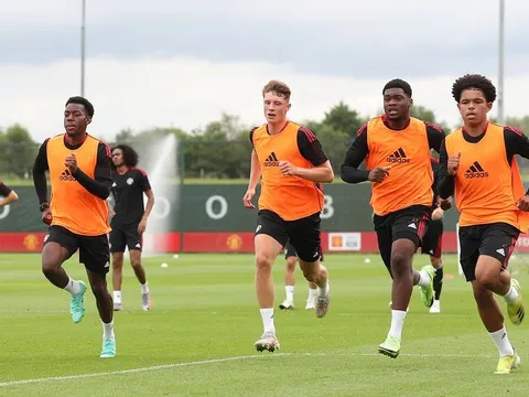 Varane tới M.U, đến lúc thủ lĩnh tương lai bước ra ánh sáng?