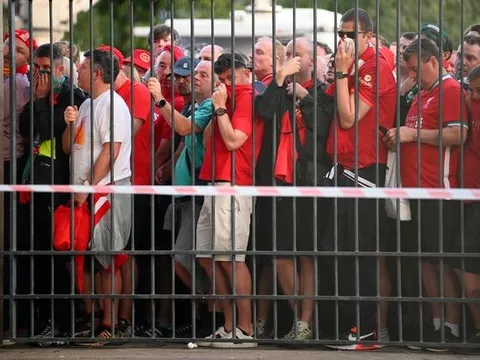 Fan Liverpool bị nhiều quan chức Pháp chỉ trích