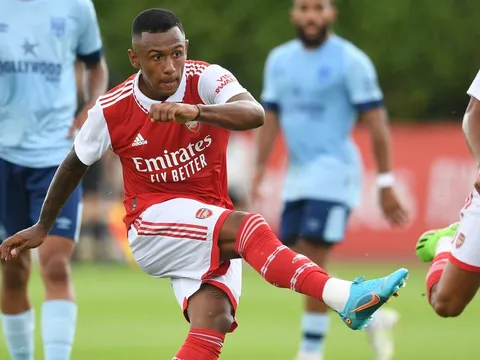 Arsenal thua trận đầu tiên tiền mùa giải