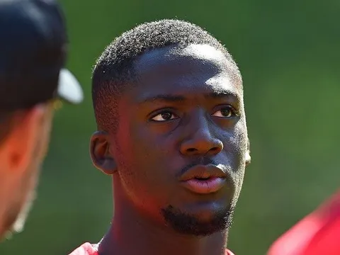 Konate tập tễnh rời sân, Klopp cập nhật tình hình