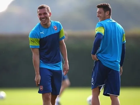 Bảo vệ Ozil, Podolski gửi thông điệp đến Arsenal
