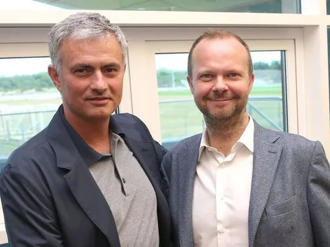 SỐC! Mourinho "cháy máy" điện thoại vì nhận việc ở Tottenham