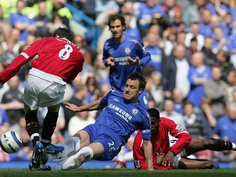 Huyền thoại M.U bị FA triệu tập vì cố tình chơi bẩn Chelsea