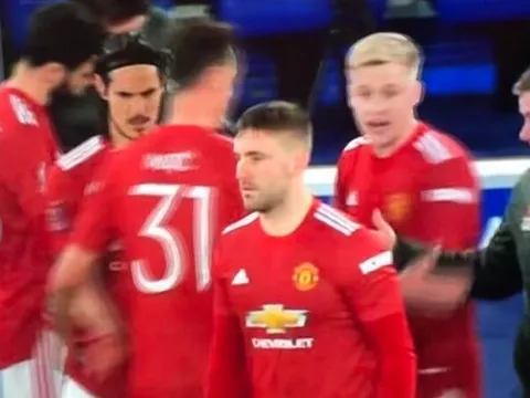 Lộ phản ứng không ngờ của Van de Beek khi bị thay ra sớm