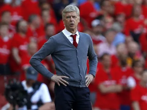Arsene Wenger muốn thay đổi luật ném biên thành... đá biên