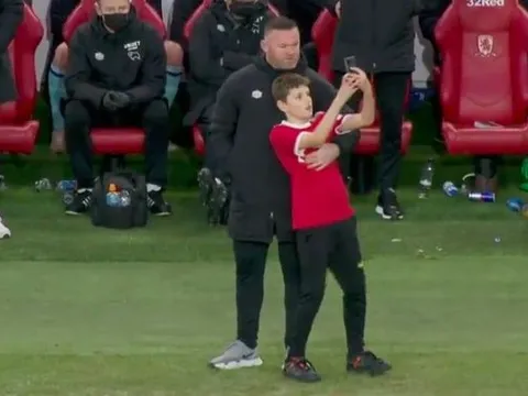 Đội nhà thua tan nát, Wayne Rooney phản ứng bất ngờ khi fan M.U xin chụp ảnh