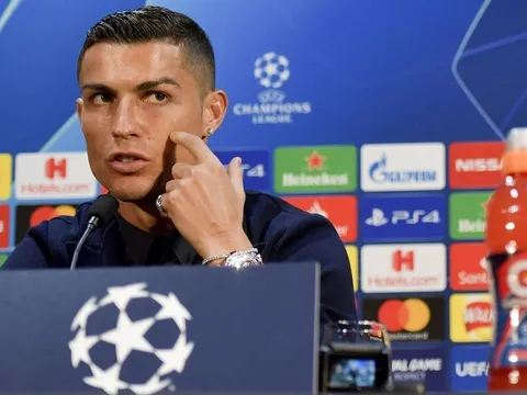 Ferdinand tiết lộ cuộc nói chuyện giữa Ronaldo và Sir Alex