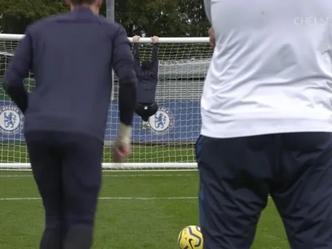 Thua đồng đội, Kepa bị 'trừng phạt' cực gắt trên sân tập Chelsea