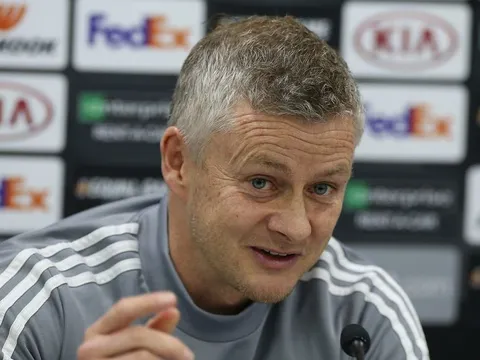 Tại sao Solskjaer lại từ chối lời khuyên tốt từ Neville?