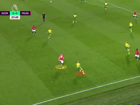 Ghi bàn, rê bóng giỏi không ngờ, sao Man Utd được so sánh với Iniesta