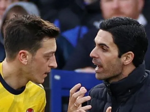 Ozil đại chiến Arteta, phòng thay đồ Arsenal chọn phe nào?