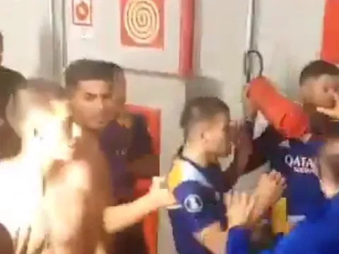 Marcos Rojo cầm bình cứu hỏa định ném vào đầu đồng nghiệp