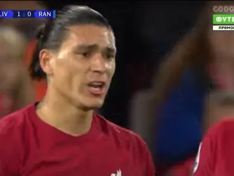 Cú hét hướng về Van Dijk chỉ ra vấn đề của Liverpool