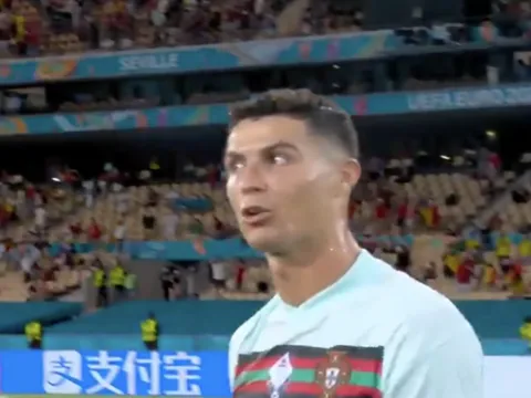 Bị loại khỏi EURO, Ronaldo đến gặp Courtois và nói một câu