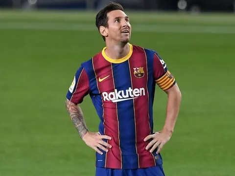 VAR đã cướp 1 quả phạt đền của Messi?