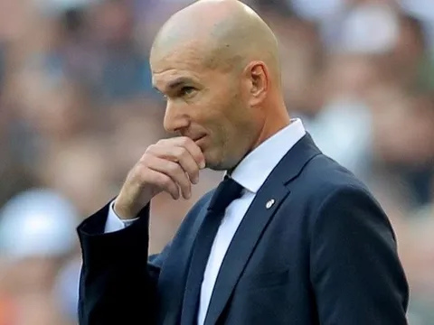 Đây, phản ứng của Zidane khi không được "va chạm" với Barca