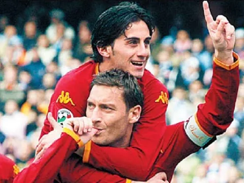 Từ chối Arsenal và Chelsea, 'Hoàng tử bé' chôn vùi sự nghiệp ở Liverpool