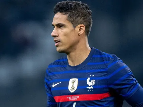 Man Utd đón nhận tin xấu từ Raphael Varane
