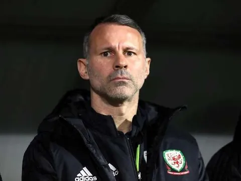 Giggs ném bạn gái ra khỏi phòng khách sạn trong tình trạng khỏa thân
