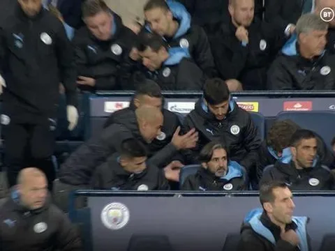 Đã rõ! Stones giải thích lí do khó đỡ khi anh khiến Guardiola 'phát điên'