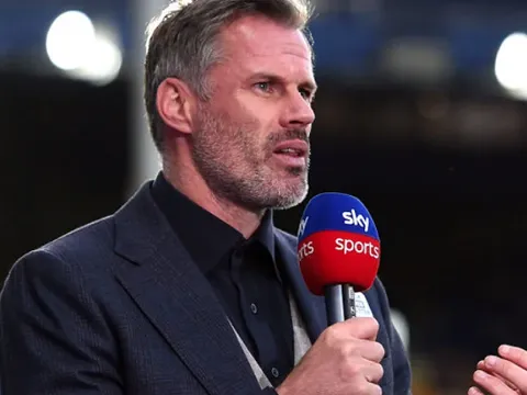 Carragher trố mắt với pha xử lý "ngoài hành tinh"