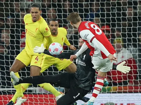 Ian Wright chỉ rõ pha bóng Arsenal đã nương tay với Liverpool