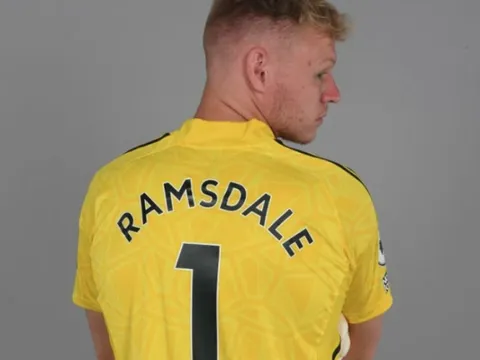 Áo số 1 của Arsenal có chủ nhân mới