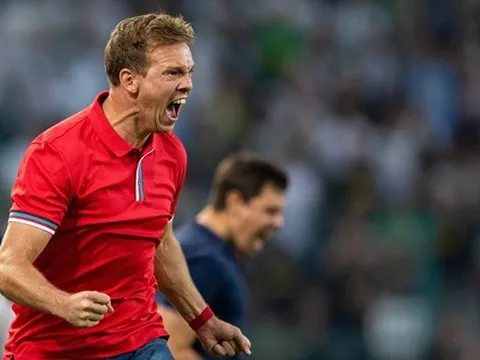 Sốc! Cầu thủ Armenia ném chai nước vào trọng tài