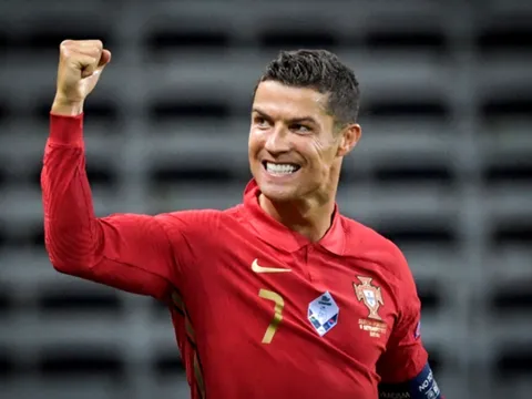 Arsenal nên chiêu mộ Zaha hay Neto?