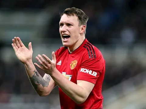 M.U nhận tin dữ lực lượng, Phil Jones có cơ hội lớn sau 2 năm