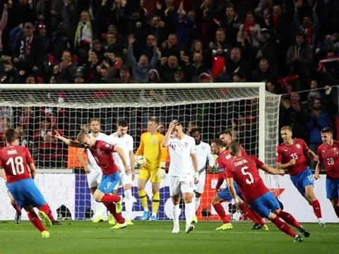 'Hãy mời Klopp và Mourinho về dạy chiến thuật, họ là những HLV giỏi nhất'