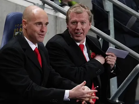 Ten Hag có liều lĩnh khi muốn sửa sai cho Van Gaal?