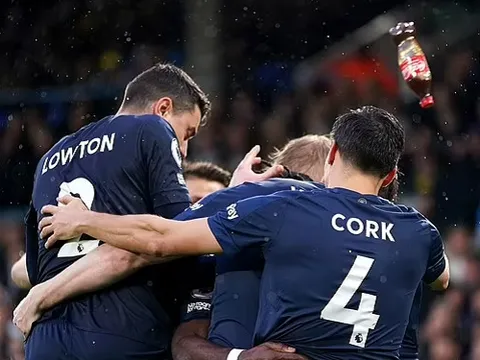 Cầu thủ Burnley lãnh trọn chai nước từ CĐV quá khích, FA vào cuộc