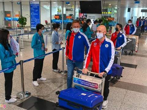 U23 Thái Lan đặt chân đến sân bay Nội Bài