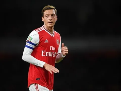 XONG! HLV Emery nói một lời, số phận Ozil đã rõ