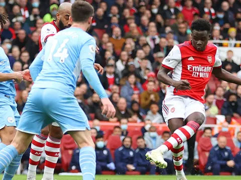 Phá lưới Man City, Saka buộc lịch sử phải gọi tên