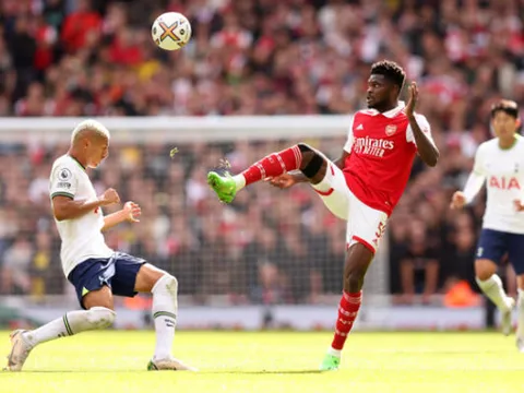 Conte bất lực trước "chiến thần" của Arsenal
