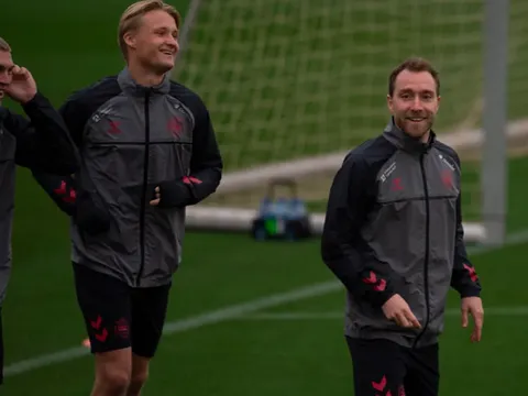 Quên đi sự cố trụy tim, Eriksen "cười như được mùa" ngày trở lại tuyển Đan Mạch