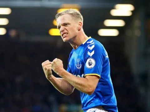 Van de Beek liên tục nhận cú hích từ Man United