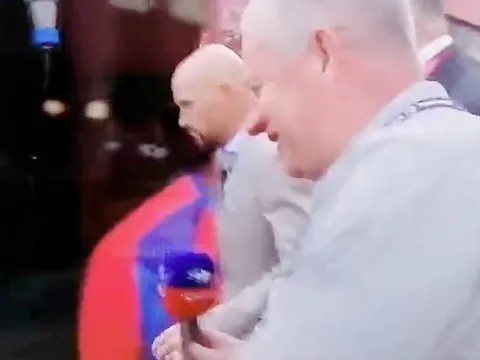 Ten Hag 'cạch mặt' phóng viên Sky Sports