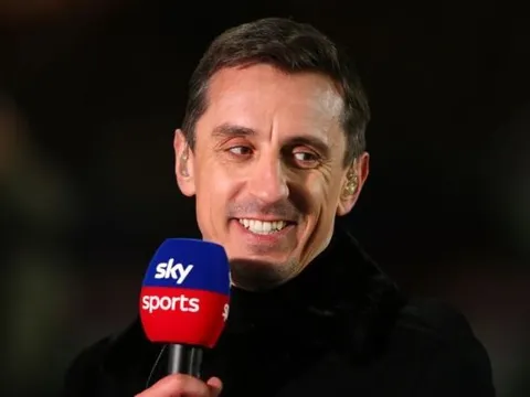 Neville chỉ ra hậu vệ Liverpool 'mọi tiền đạo đều muốn đối đầu'