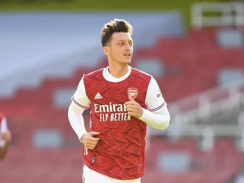 Mikel Aterta nhận chỉ trích nặng nề vì quyết định loại Ozil
