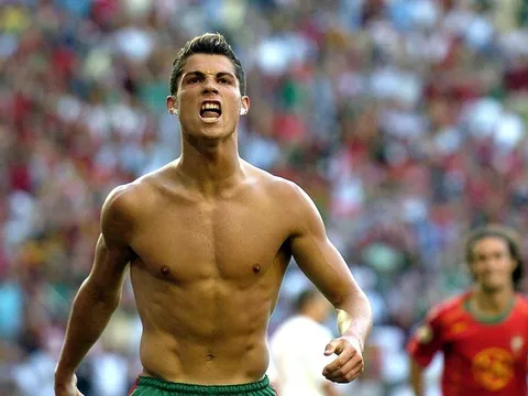 Huyền thoại Liverpool trù ẻo Ronaldo, Schmeichel đáp trả