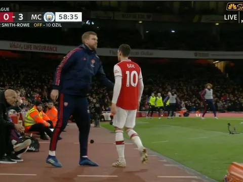 '1 khoảnh khắc tương tự hành vi của Granit Xhaka'